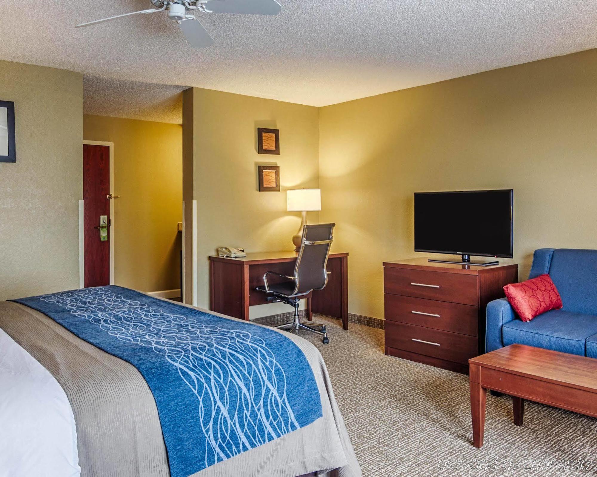 Comfort Inn & Suites Grafton-Cedarburg Exteriör bild
