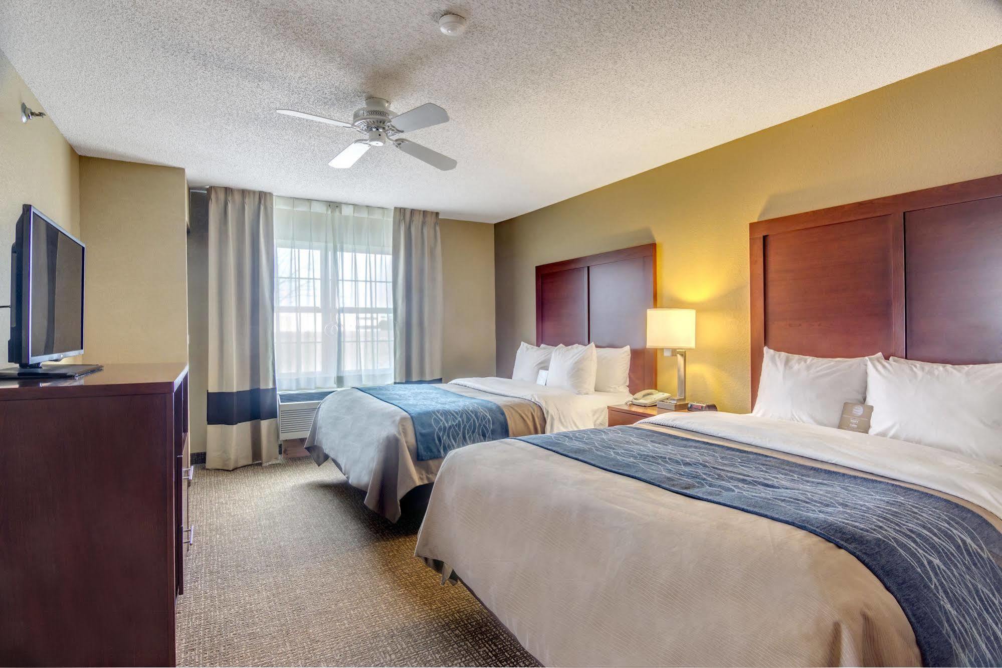 Comfort Inn & Suites Grafton-Cedarburg Exteriör bild