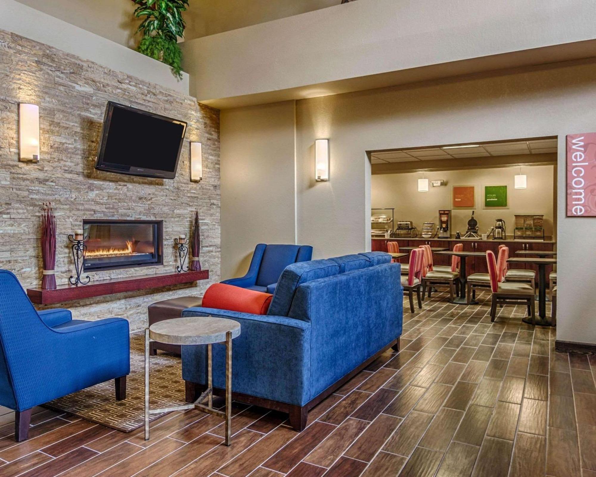 Comfort Inn & Suites Grafton-Cedarburg Exteriör bild