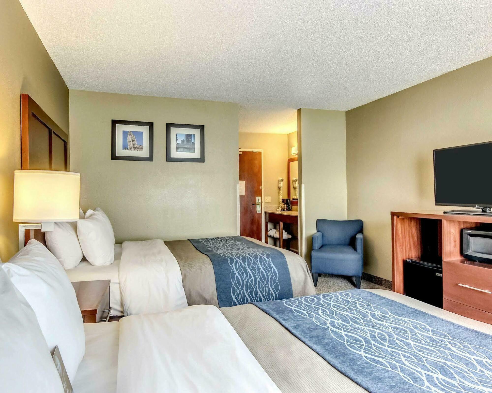 Comfort Inn & Suites Grafton-Cedarburg Exteriör bild
