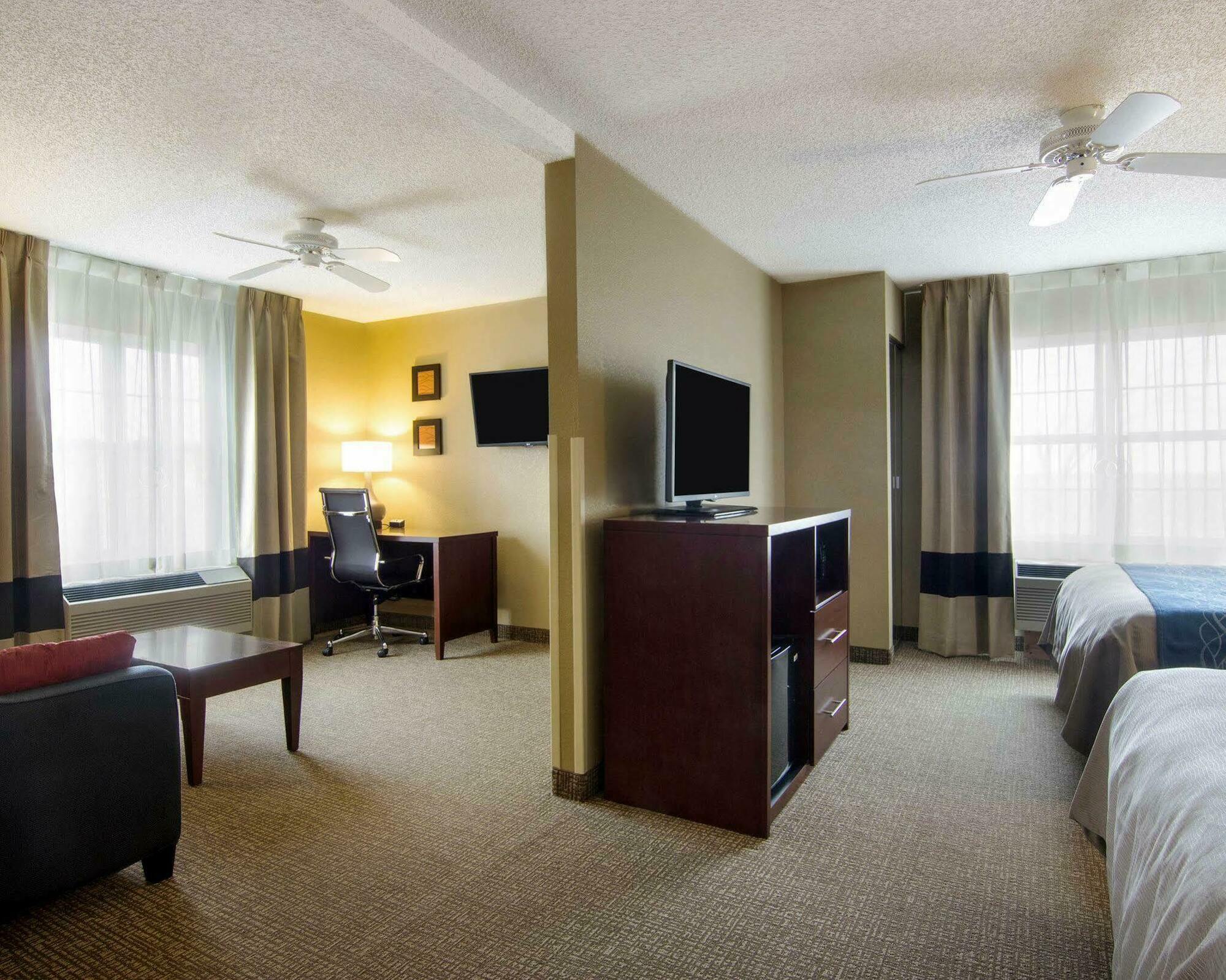 Comfort Inn & Suites Grafton-Cedarburg Exteriör bild