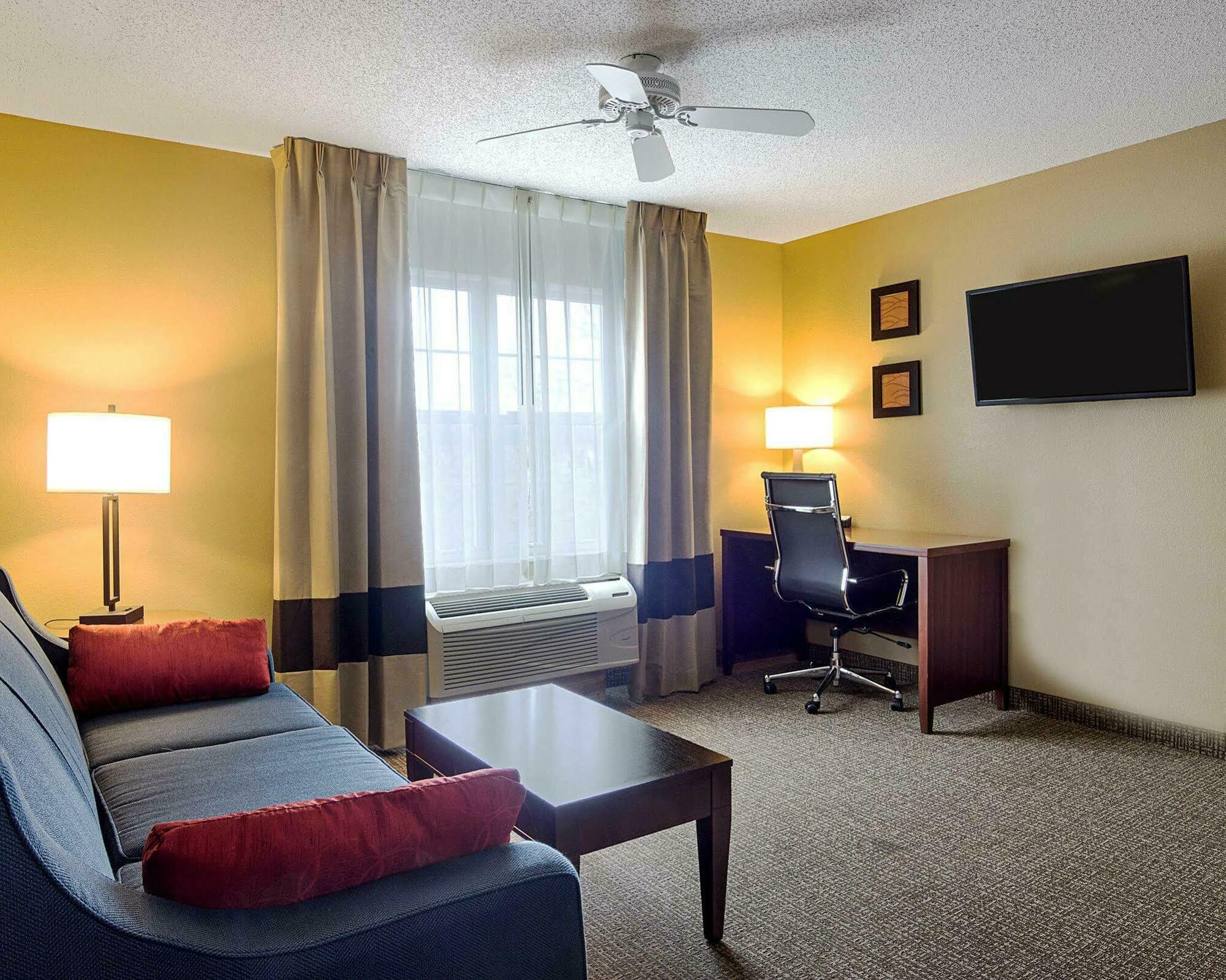Comfort Inn & Suites Grafton-Cedarburg Exteriör bild