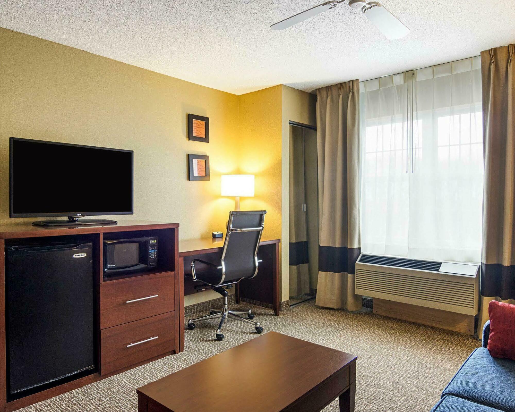 Comfort Inn & Suites Grafton-Cedarburg Exteriör bild